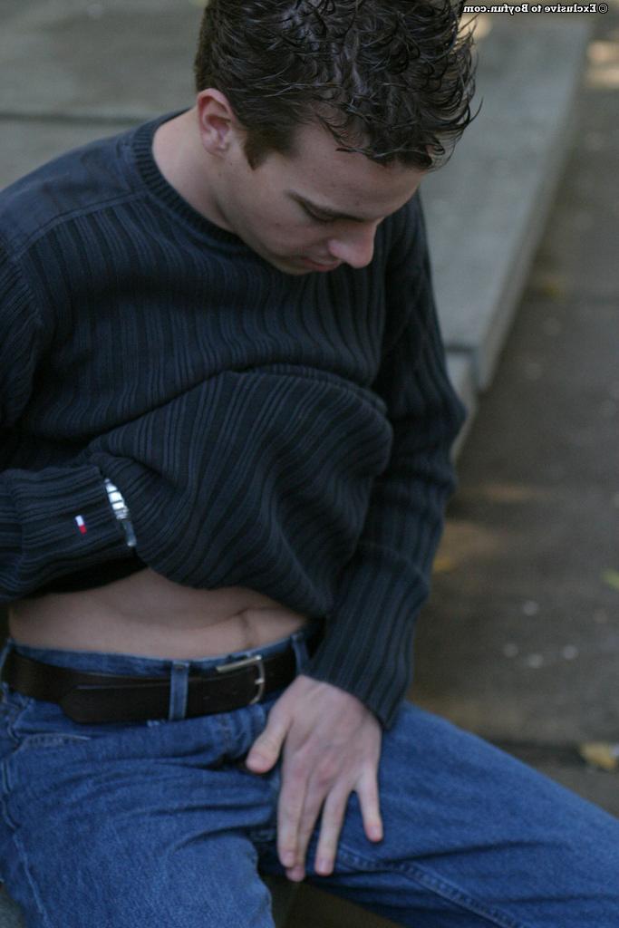 18P Der wunderschöne schwule Jeffrey zieht sich im Park aus und masturbiert