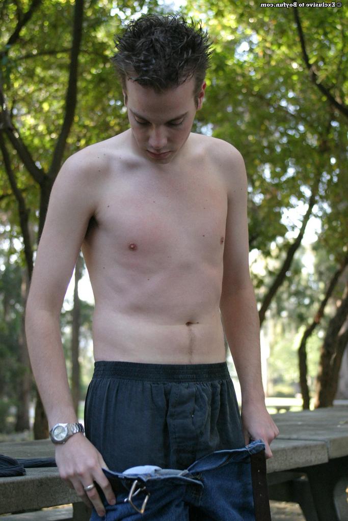 18P Der wunderschöne schwule Jeffrey zieht sich im Park aus und masturbiert