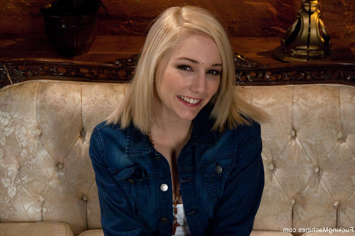 16P La rubia Rylie Richman hace rebotar sus tetas medianas después de desnudarse
