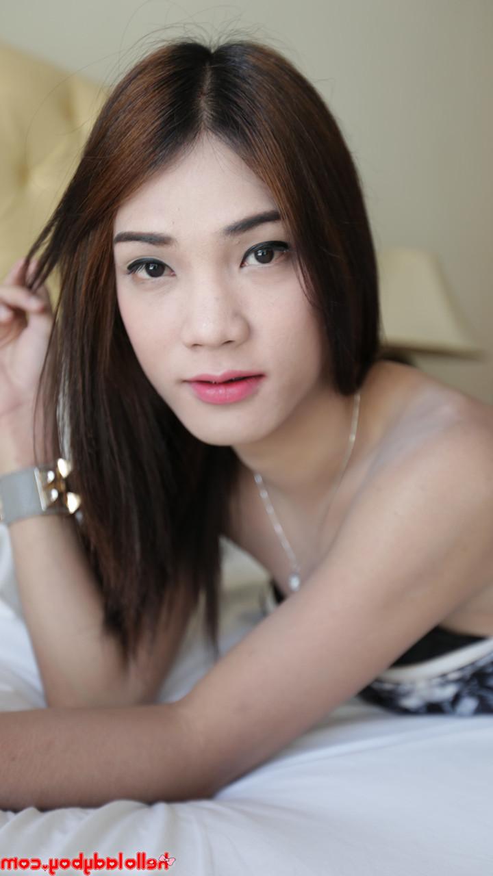 20P Petite transexuelle asiatique taquine avec ses jambes maigres sexy dans sa chambre