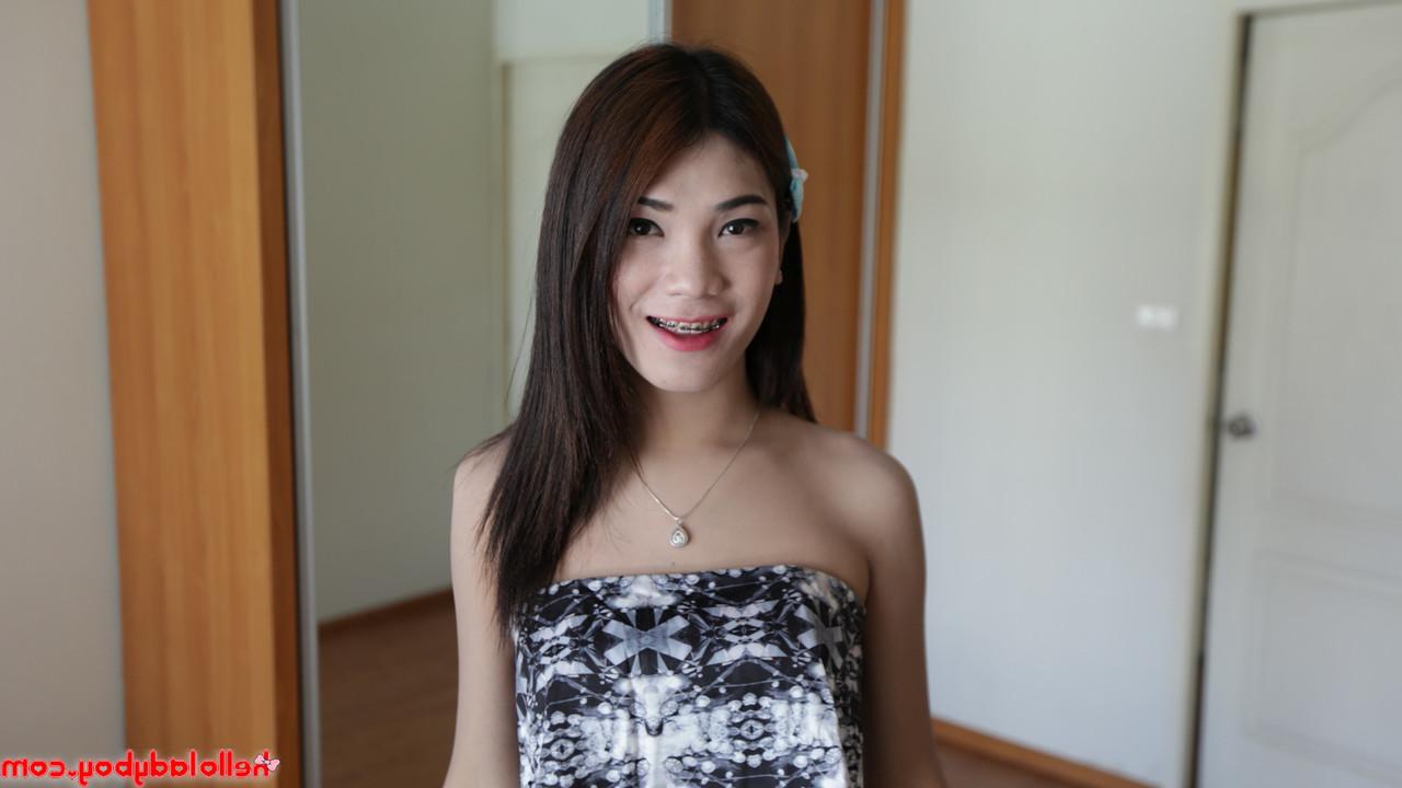 20P Petite transexuelle asiatique taquine avec ses jambes maigres sexy dans sa chambre