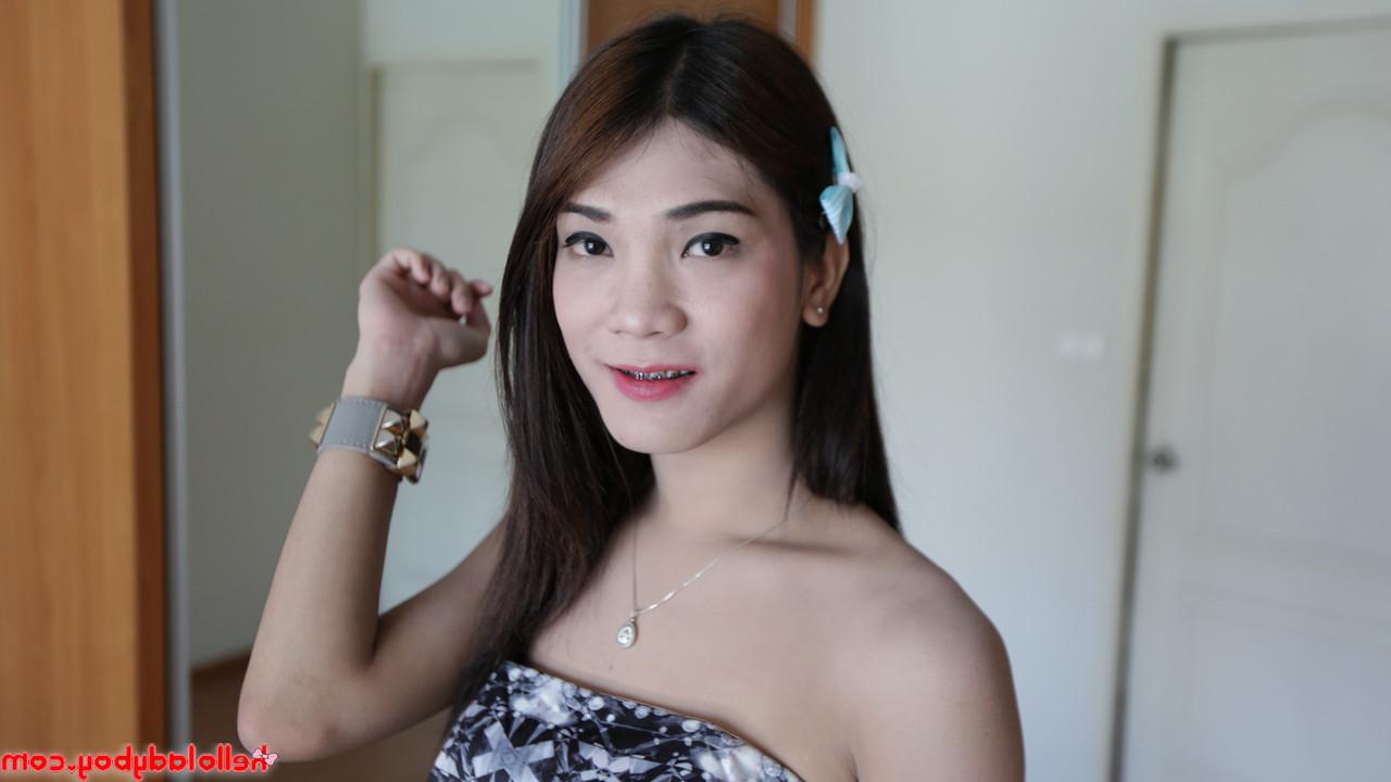20P Petite transexuelle asiatique taquine avec ses jambes maigres sexy dans sa chambre