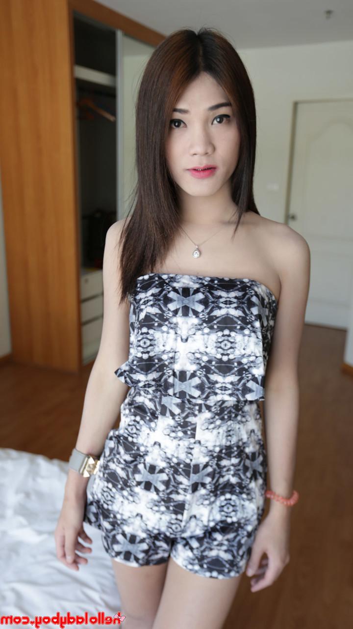 20P Petite transexuelle asiatique taquine avec ses jambes maigres sexy dans sa chambre