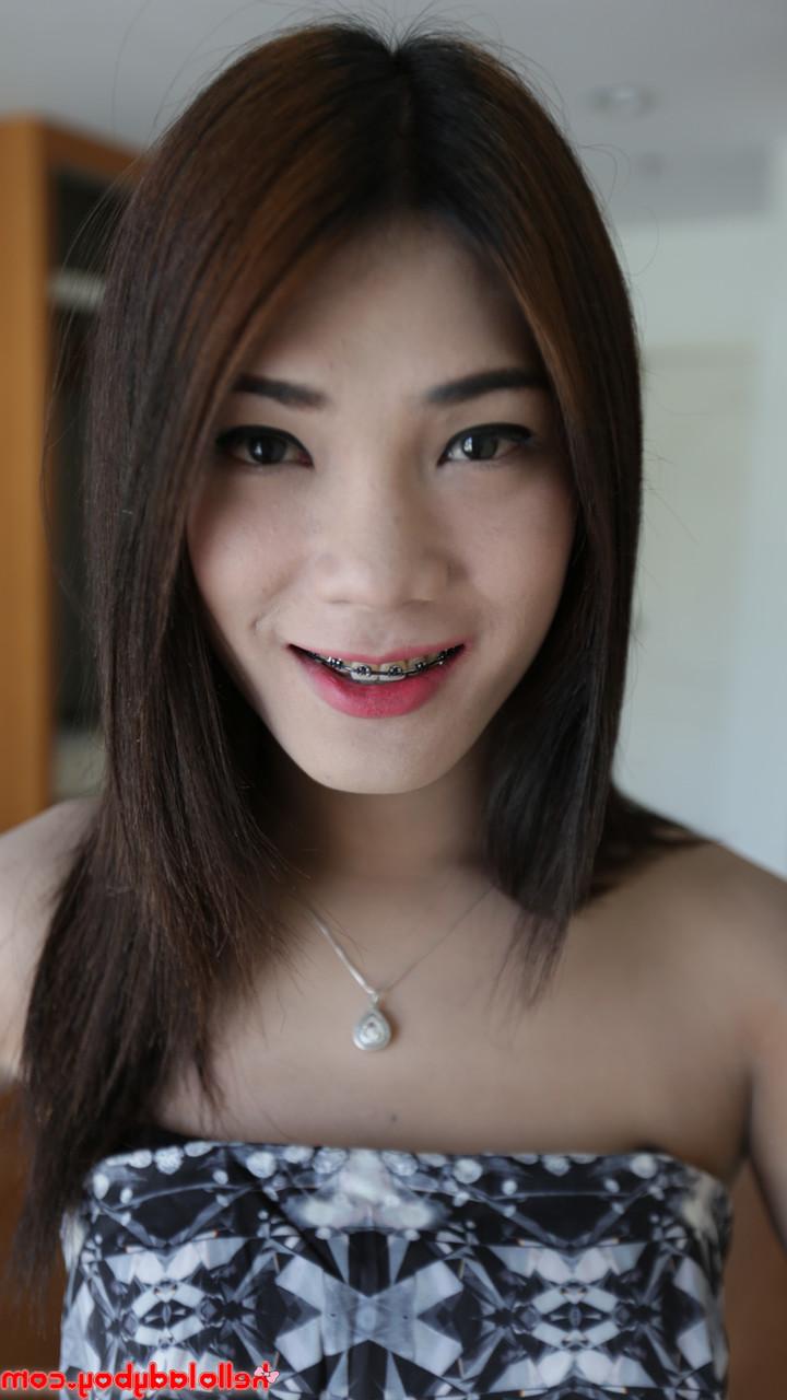 20P Petite transexuelle asiatique taquine avec ses jambes maigres sexy dans sa chambre