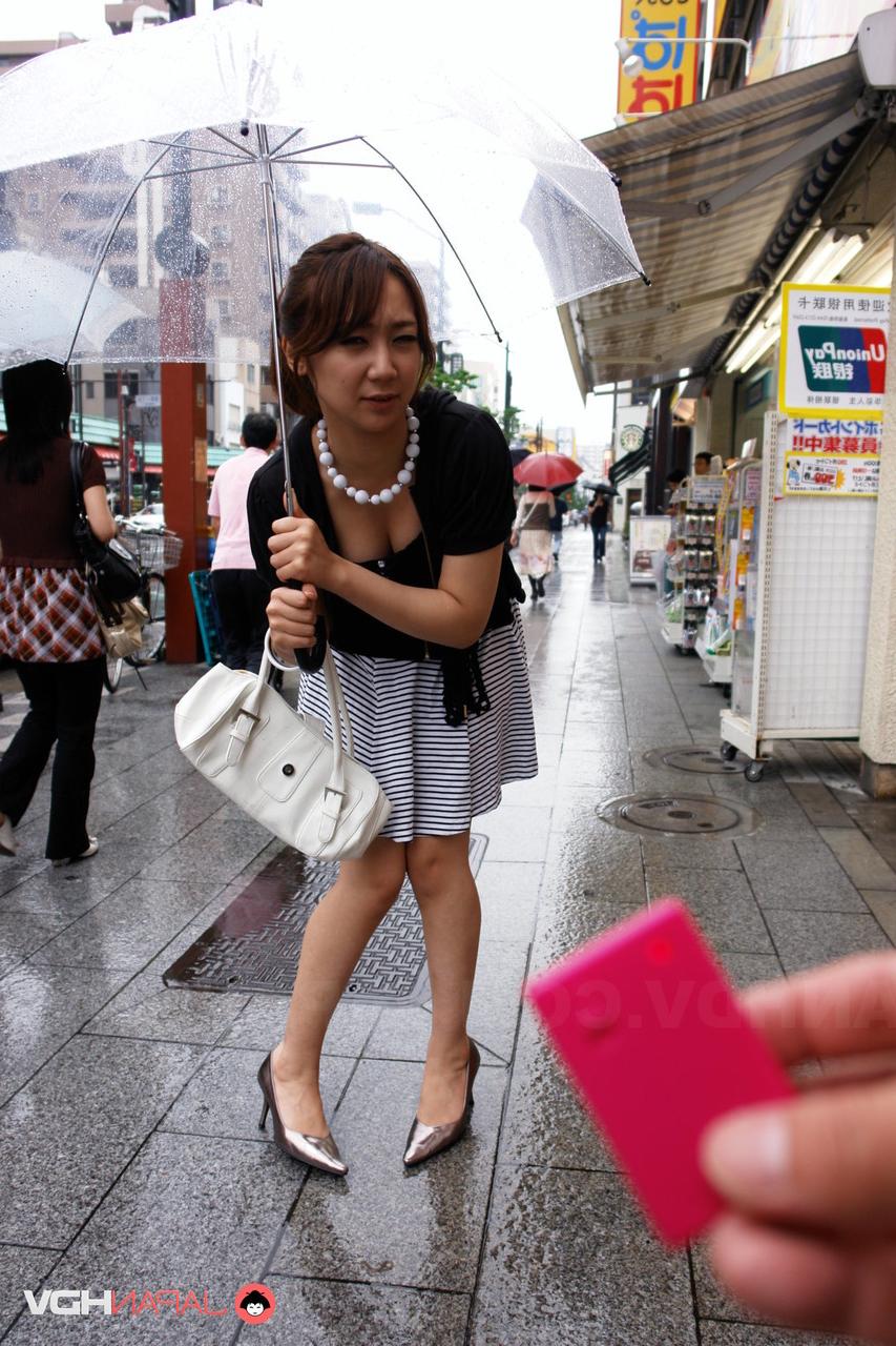 15P Pretty Japanese chick Ryo Akanishi shows some leg and cleavage while in public