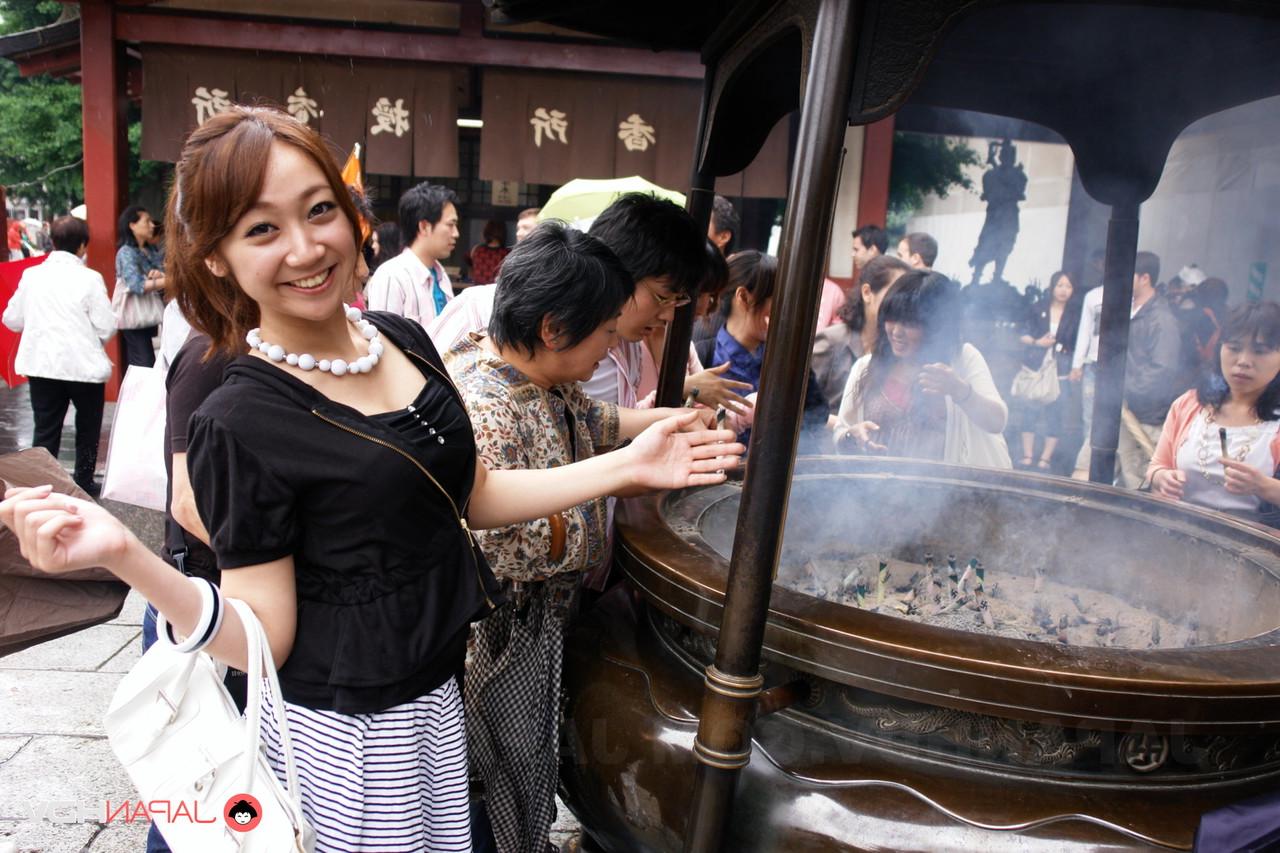 15P Pretty Japanese chick Ryo Akanishi shows some leg and cleavage while in public