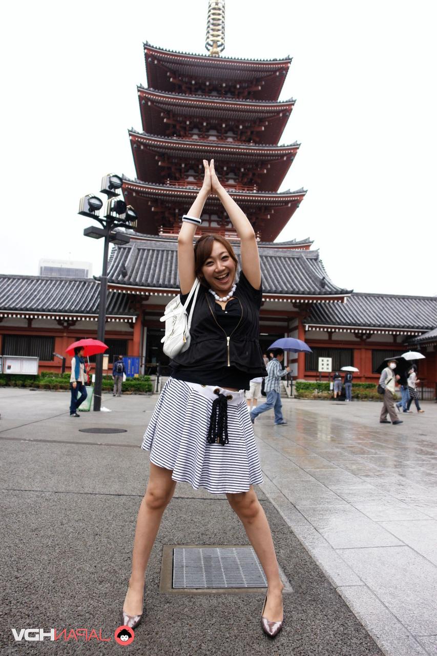 15P Pretty Japanese chick Ryo Akanishi shows some leg and cleavage while in public