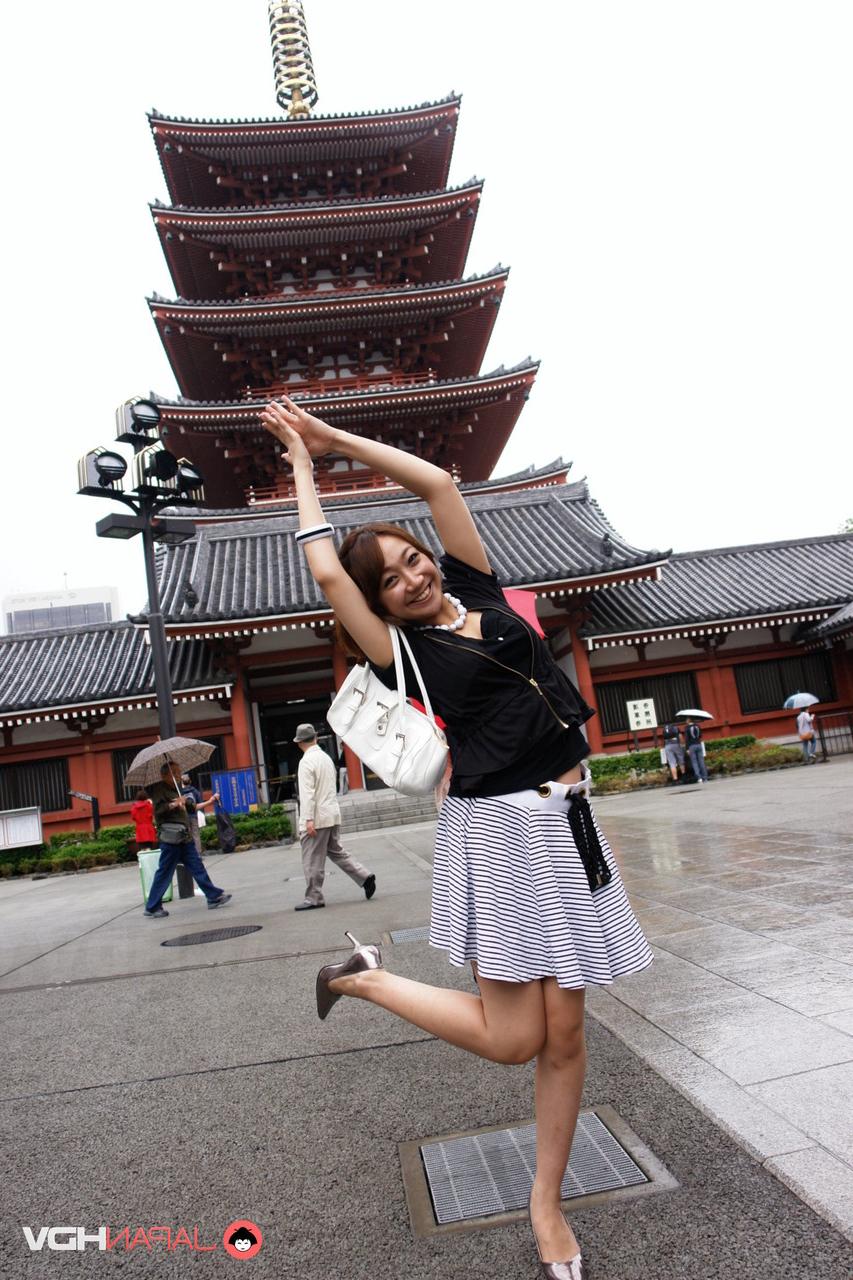 15P Pretty Japanese chick Ryo Akanishi shows some leg and cleavage while in public