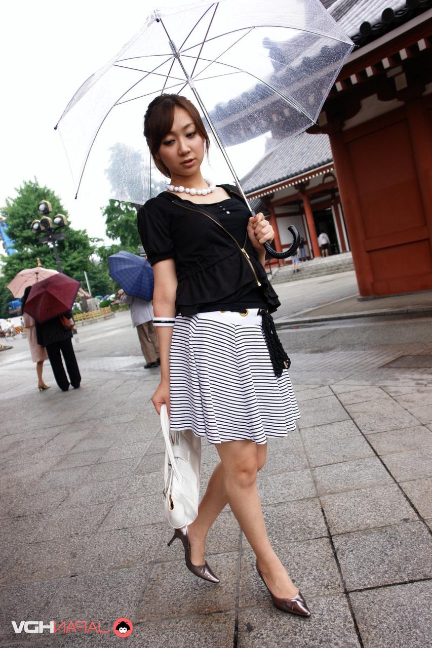 15P Pretty Japanese chick Ryo Akanishi shows some leg and cleavage while in public