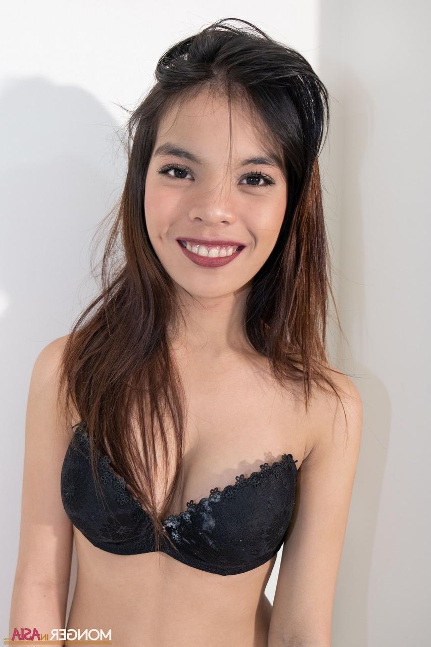 17P Faith, petite asiatique, montre ses seins naturels et son petit butin.