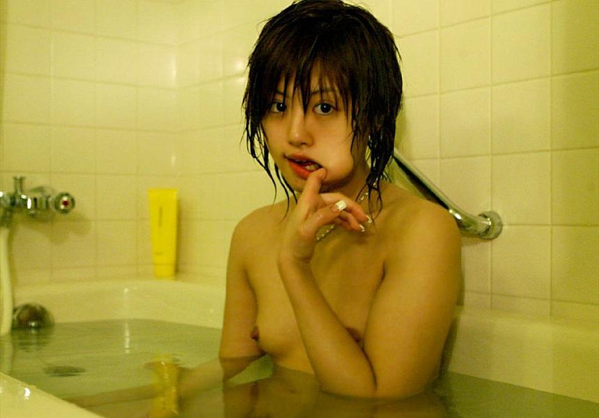 16P La MILF asiatique Hitomi Hayasaka prend de superbes poses nues en prenant un bain.
