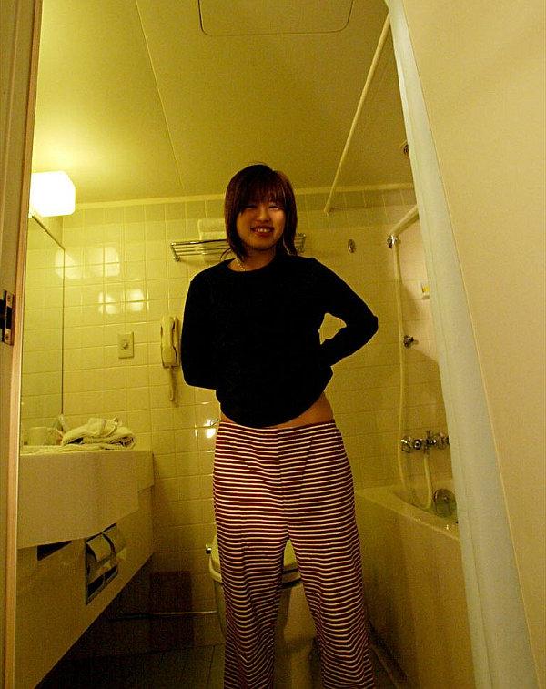 16P La MILF asiatique Hitomi Hayasaka prend de superbes poses nues en prenant un bain.