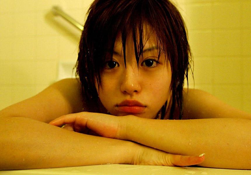 16P La MILF asiatique Hitomi Hayasaka prend de superbes poses nues en prenant un bain.