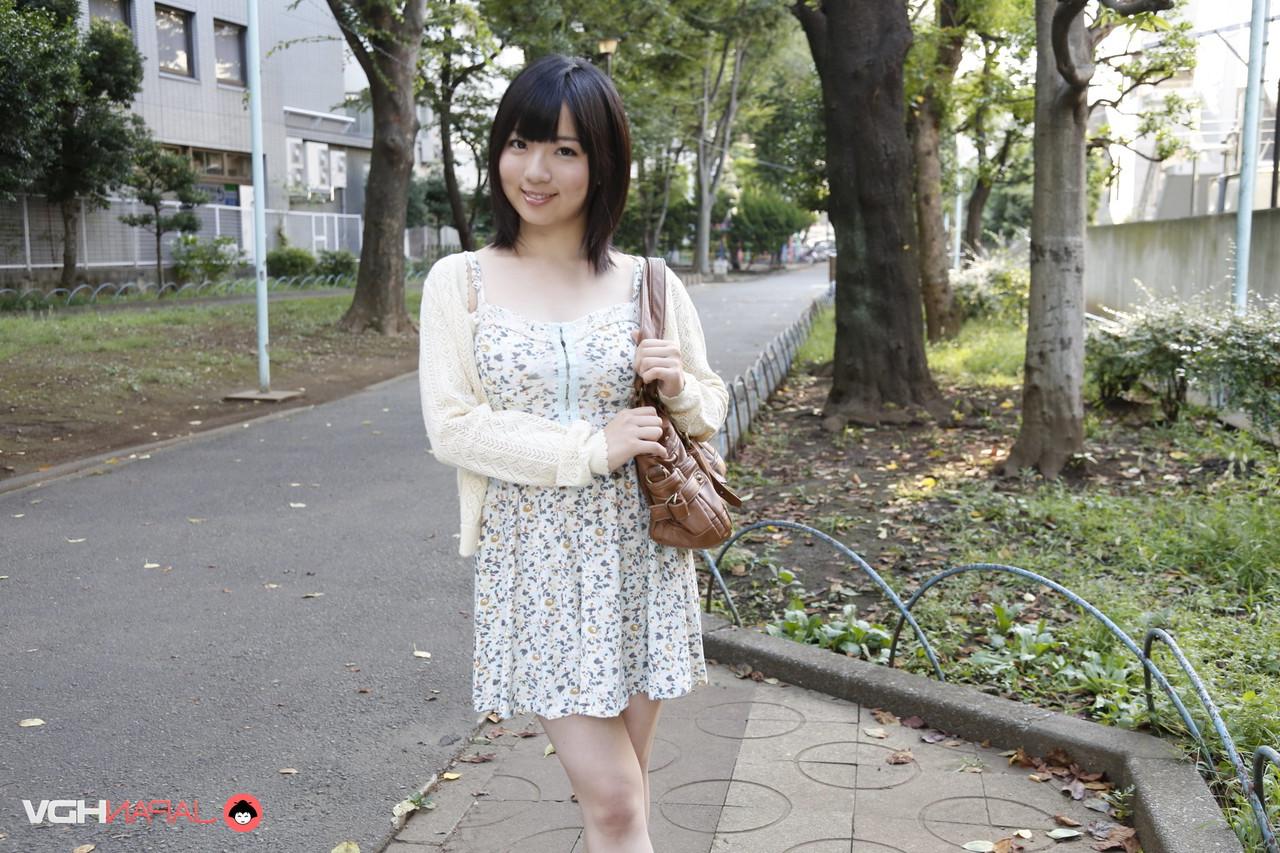 15P La japonesa Madoka Adachi muestra sus piernas desnudas durante una acción al aire libre sin desnudos