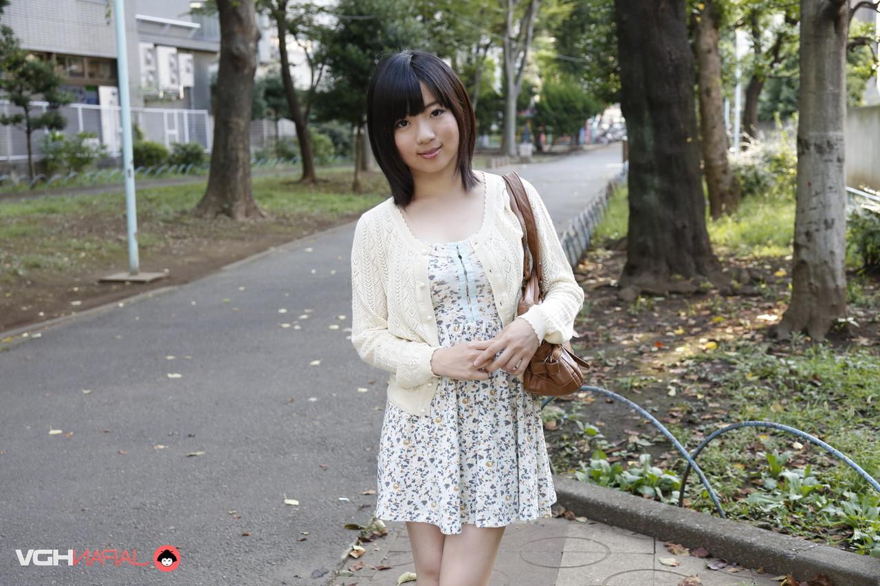 15P La japonesa Madoka Adachi muestra sus piernas desnudas durante una acción al aire libre sin desnudos