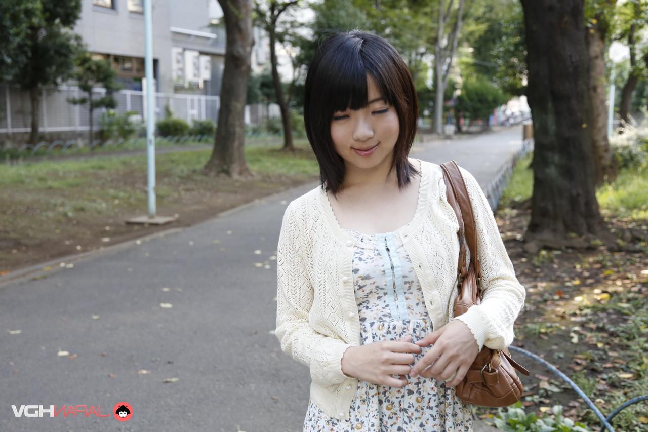 15P La japonesa Madoka Adachi muestra sus piernas desnudas durante una acción al aire libre sin desnudos