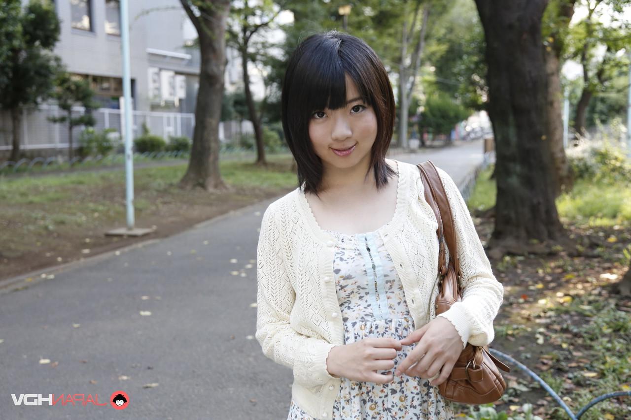 15P La japonesa Madoka Adachi muestra sus piernas desnudas durante una acción al aire libre sin desnudos