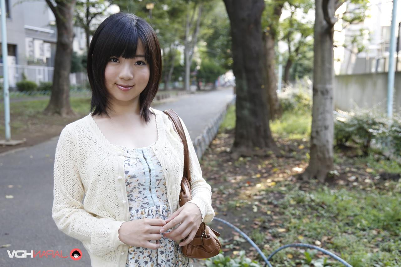15P La japonesa Madoka Adachi muestra sus piernas desnudas durante una acción al aire libre sin desnudos