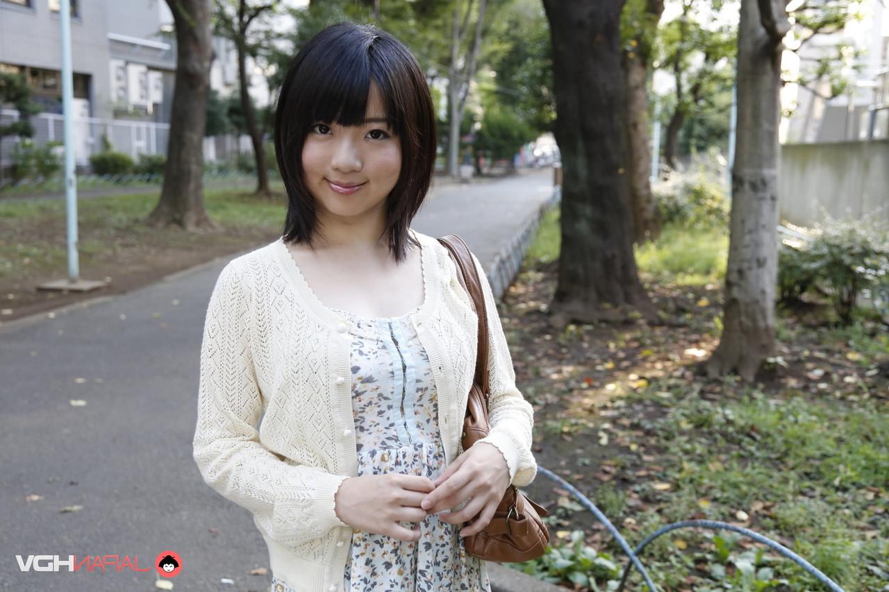 15P La japonesa Madoka Adachi muestra sus piernas desnudas durante una acción al aire libre sin desnudos