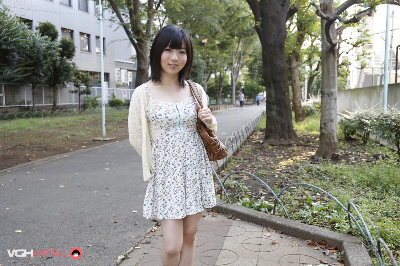 15P La japonesa Madoka Adachi muestra sus piernas desnudas durante una acción al aire libre sin desnudos
