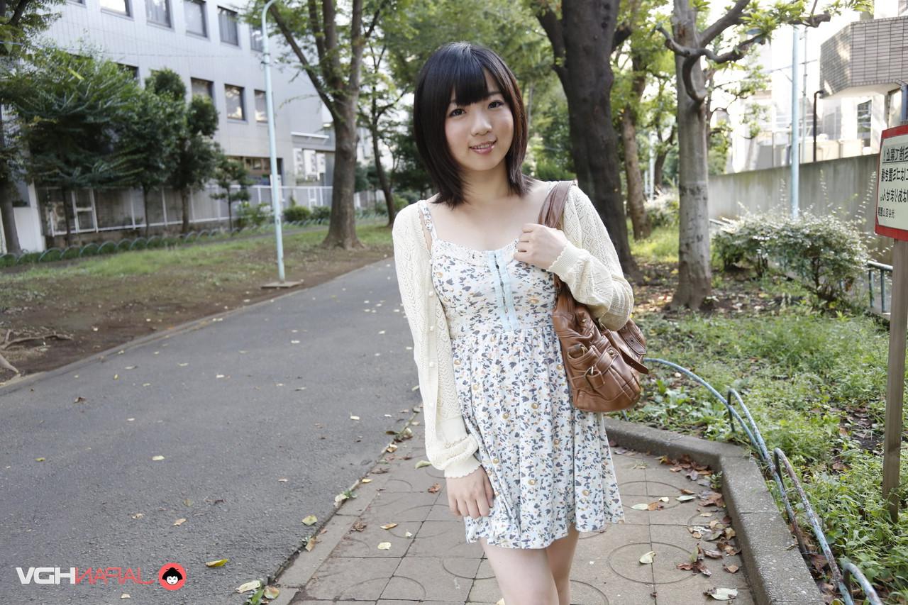 15P La japonesa Madoka Adachi muestra sus piernas desnudas durante una acción al aire libre sin desnudos