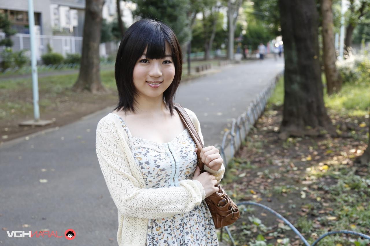 15P La japonesa Madoka Adachi muestra sus piernas desnudas durante una acción al aire libre sin desnudos