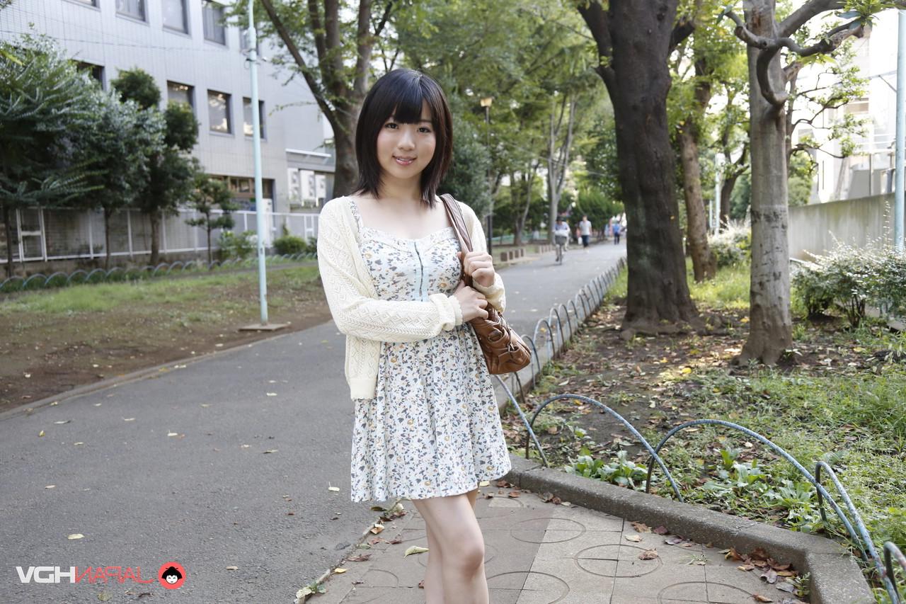 15P La japonesa Madoka Adachi muestra sus piernas desnudas durante una acción al aire libre sin desnudos