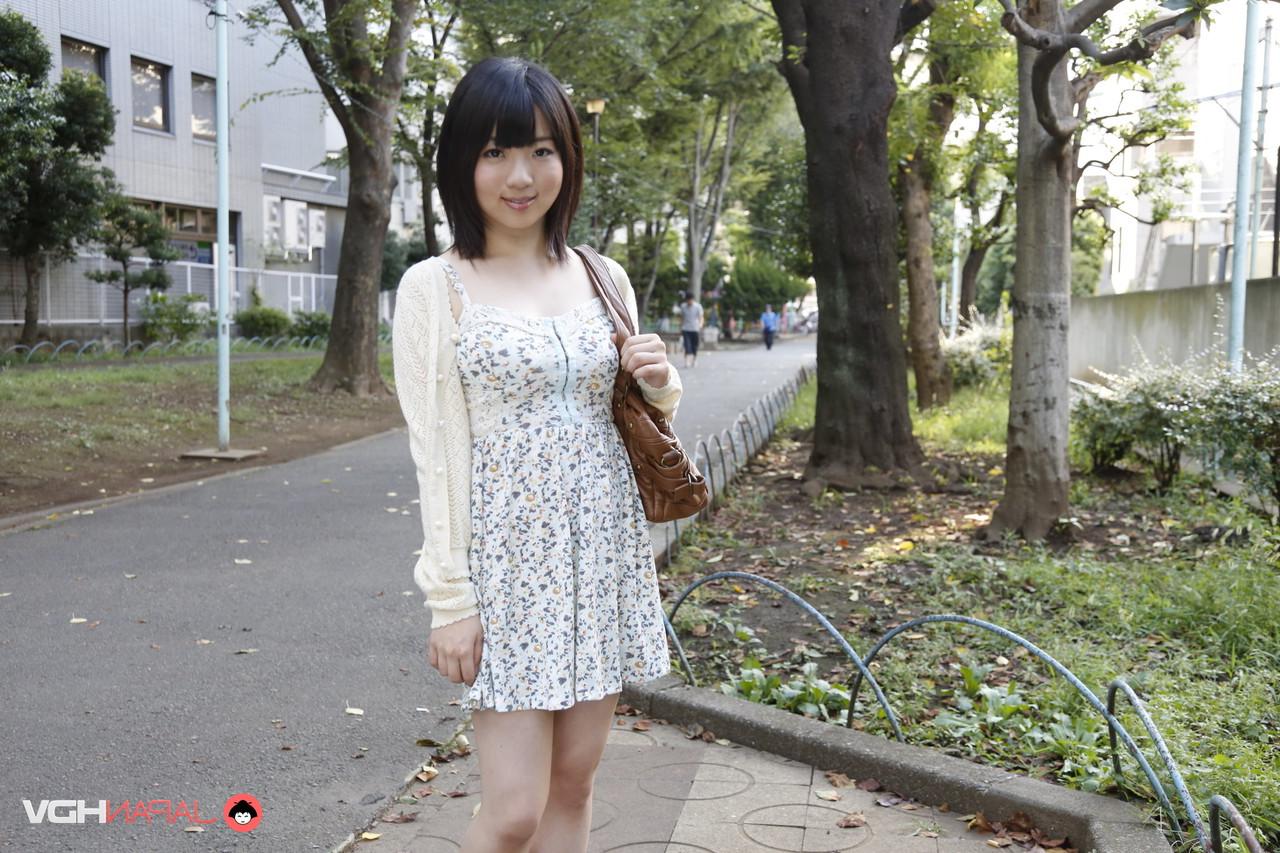 15P La japonesa Madoka Adachi muestra sus piernas desnudas durante una acción al aire libre sin desnudos