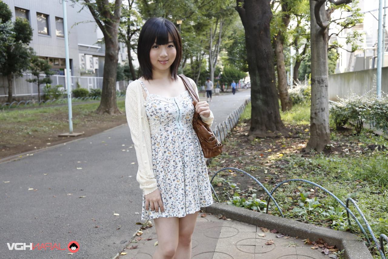 15P La japonesa Madoka Adachi muestra sus piernas desnudas durante una acción al aire libre sin desnudos