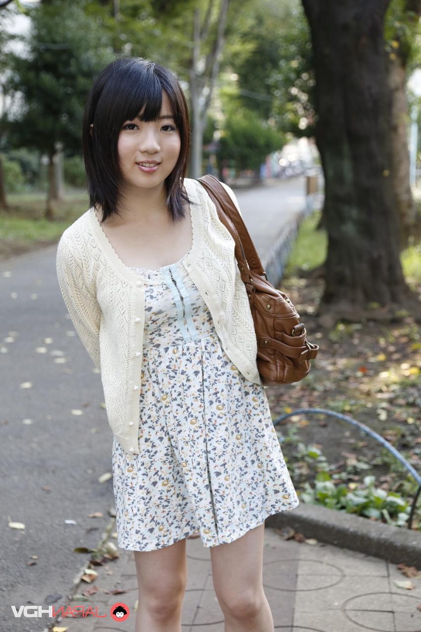 15P La japonesa Madoka Adachi muestra sus piernas desnudas durante una acción al aire libre sin desnudos
