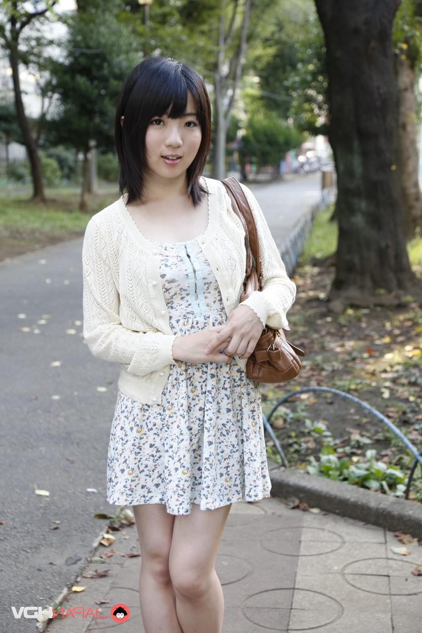 15P La japonesa Madoka Adachi muestra sus piernas desnudas durante una acción al aire libre sin desnudos