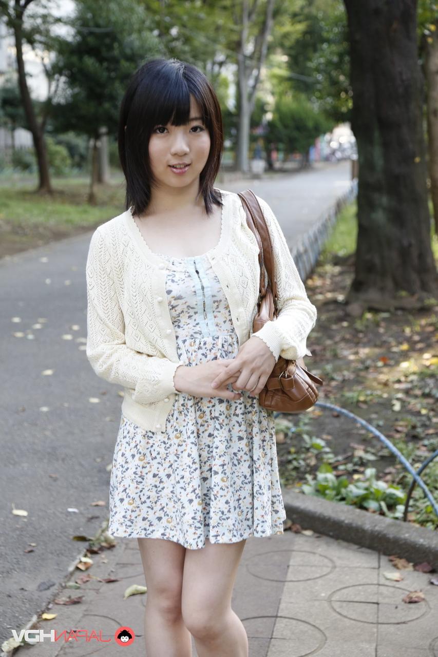 15P La japonesa Madoka Adachi muestra sus piernas desnudas durante una acción al aire libre sin desnudos