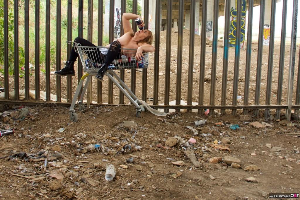 20P Speedy Bee, una mujer sin hogar del Reino Unido, muestra sus tetas en un carrito de compras