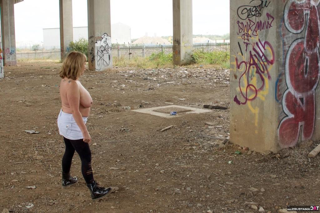 20P Speedy Bee, una mujer sin hogar del Reino Unido, muestra sus tetas en un carrito de compras
