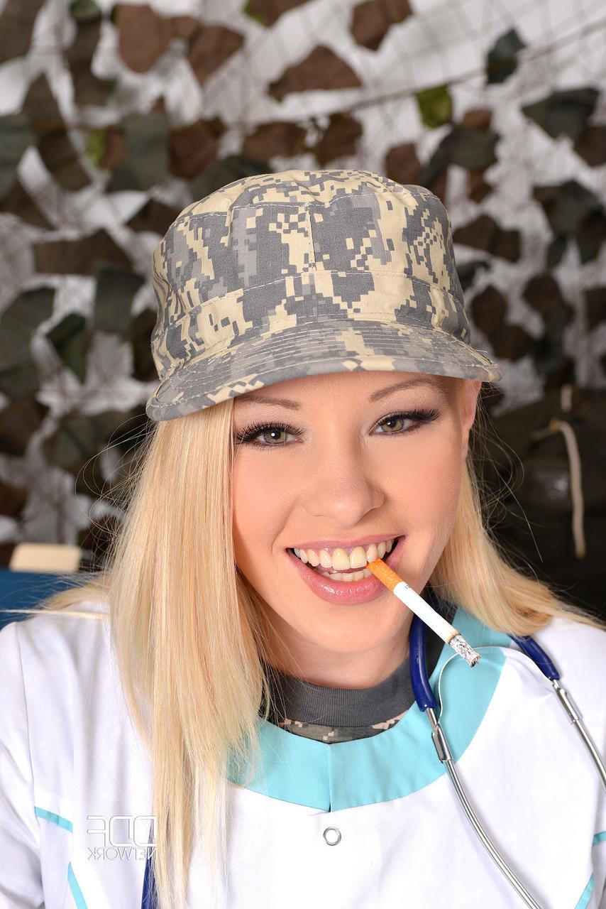 20P La doctora militar rubia Lola Taylor recibe por el culo la erección gorda de un soldado