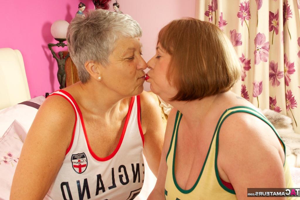 20P La vieja madura Savana y su amiga disfrutan lamiéndose mutuamente los pezones usando tanga