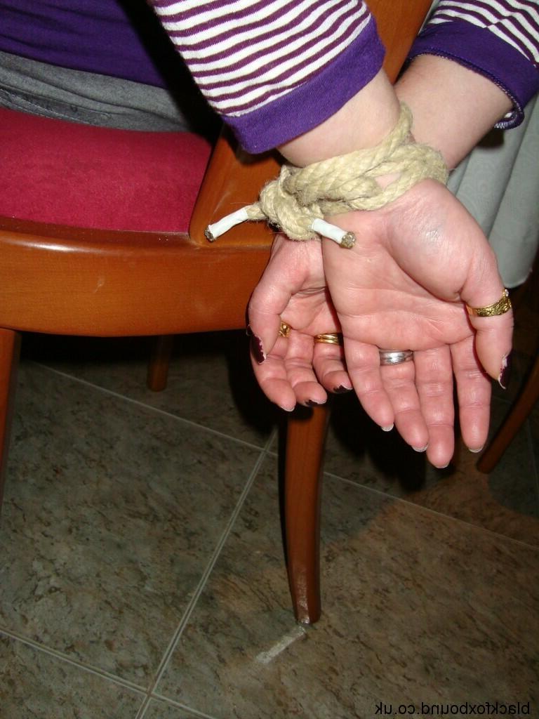 16P Compilation de femmes caucasiennes ayant les poignets liés derrière le dos