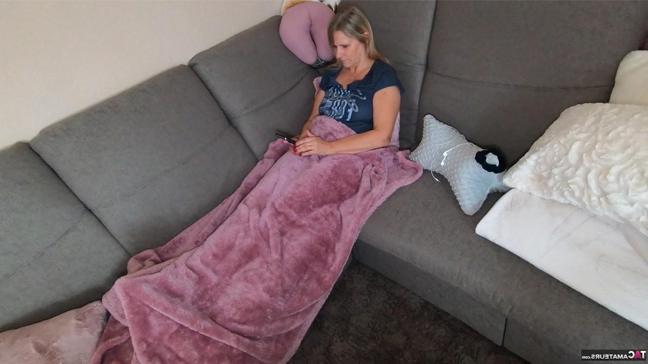16P Die Amateurin Sweet Susi trägt beim Sex mit mehr als einem Mann eine Augenbinde
