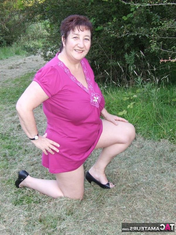20P La zorra madura de pelo corto Kinky Carol desnudándose y traviesamente en el bosque