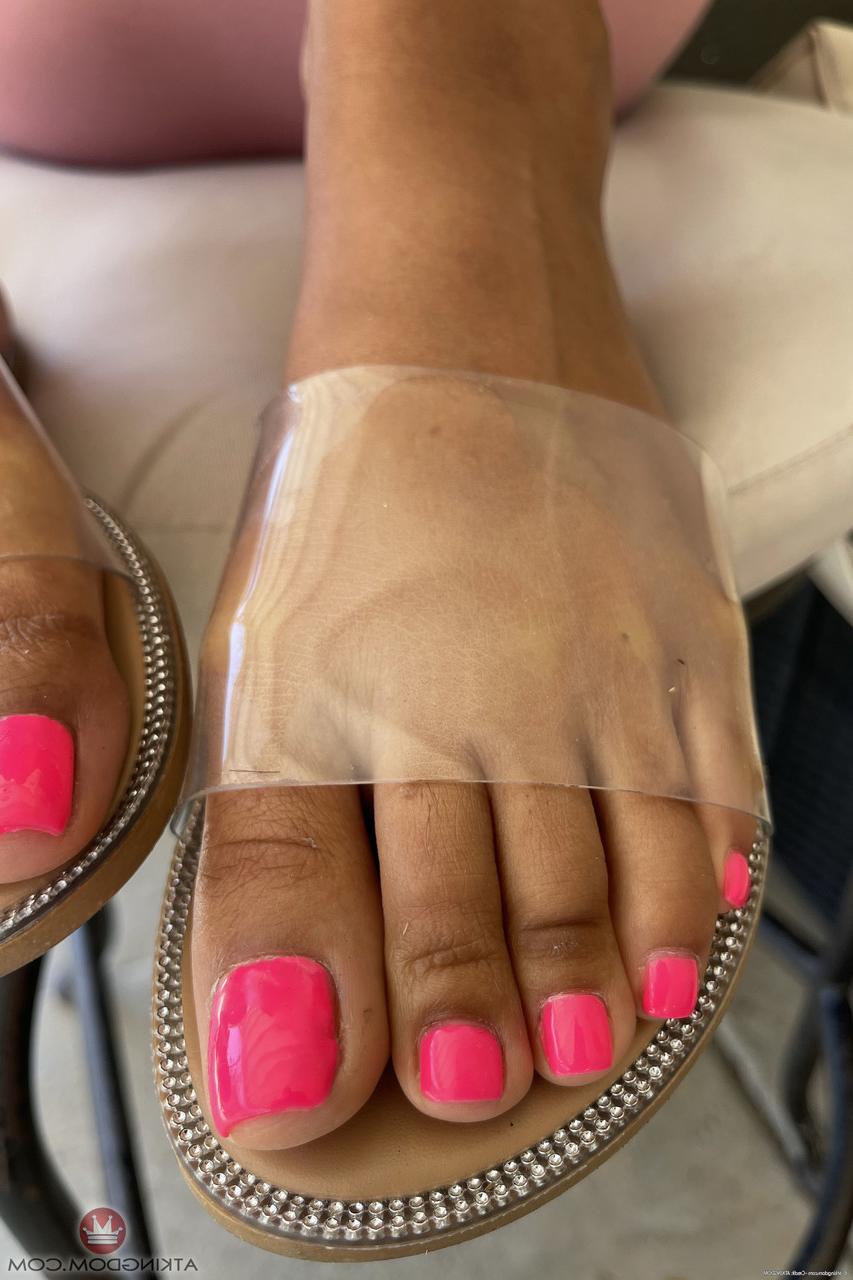 20P A garota sexy de ébano Skyla Sun expõe seus peitos perfurados e espalha seus buracos