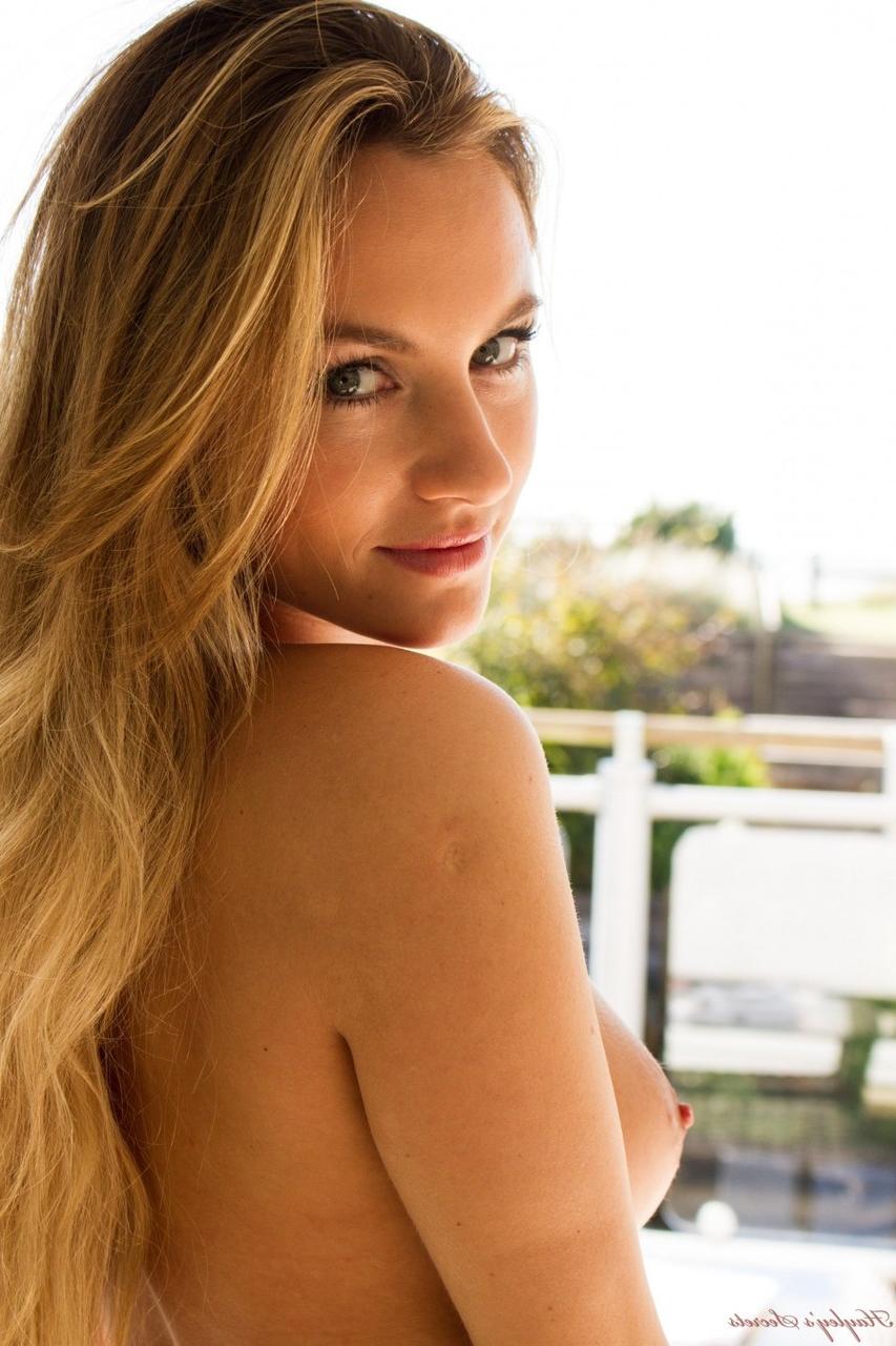 12P La blonde sexy Natasha Anastasia enlève son pull et sa culotte pour se poser nue.