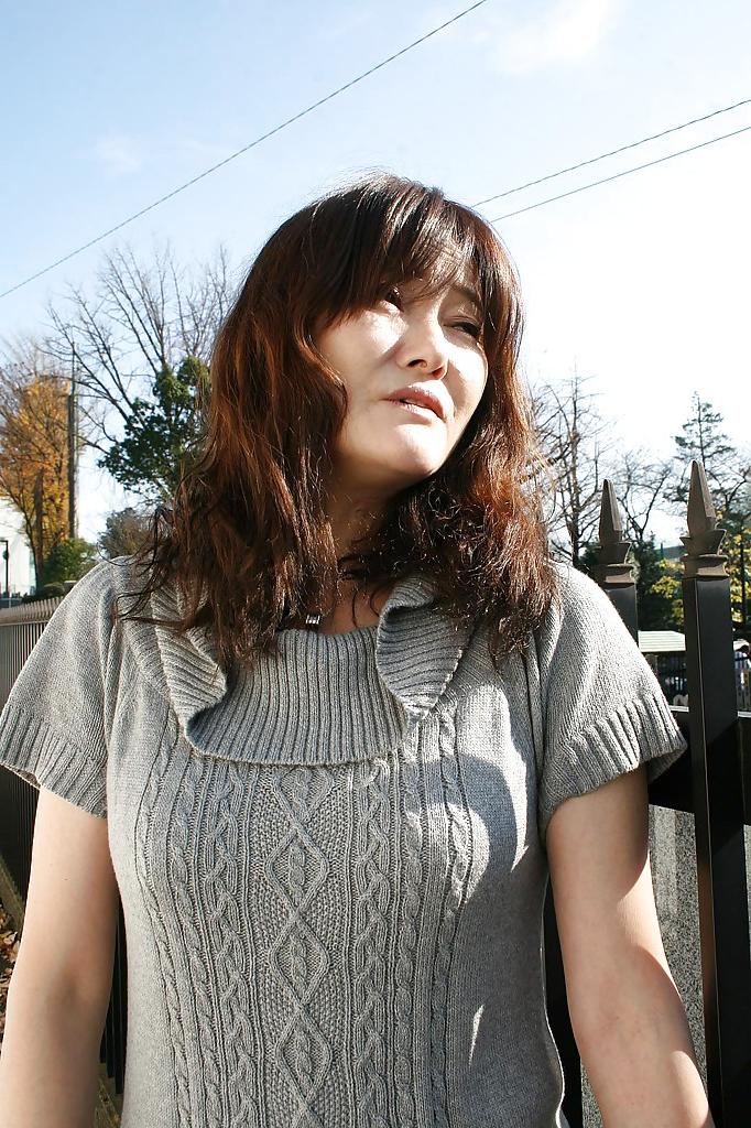 16P La MILF asiatique Michiko Sudo se déshabille et fait vibrer sa fente taillée.