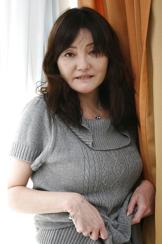 16P La MILF asiatique Michiko Sudo se déshabille et fait vibrer sa fente taillée.