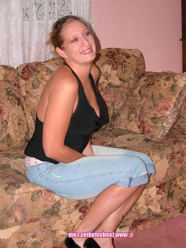 20P La novata Brianna Cummings muestra sus grandes tetas y se frota el coño en el casting