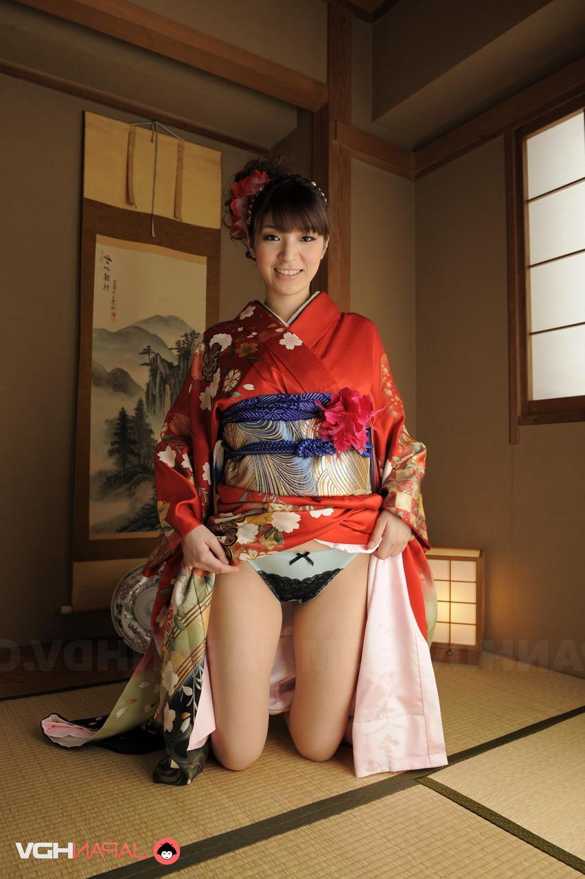 15P Das schöne japanische Mädchen Yuria Tominaga zieht ihren Kimono aus, um nackt zu posieren