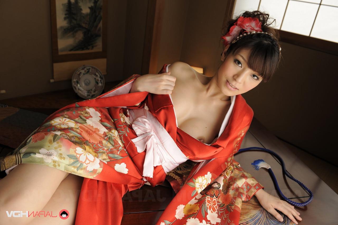 15P Das schöne japanische Mädchen Yuria Tominaga zieht ihren Kimono aus, um nackt zu posieren