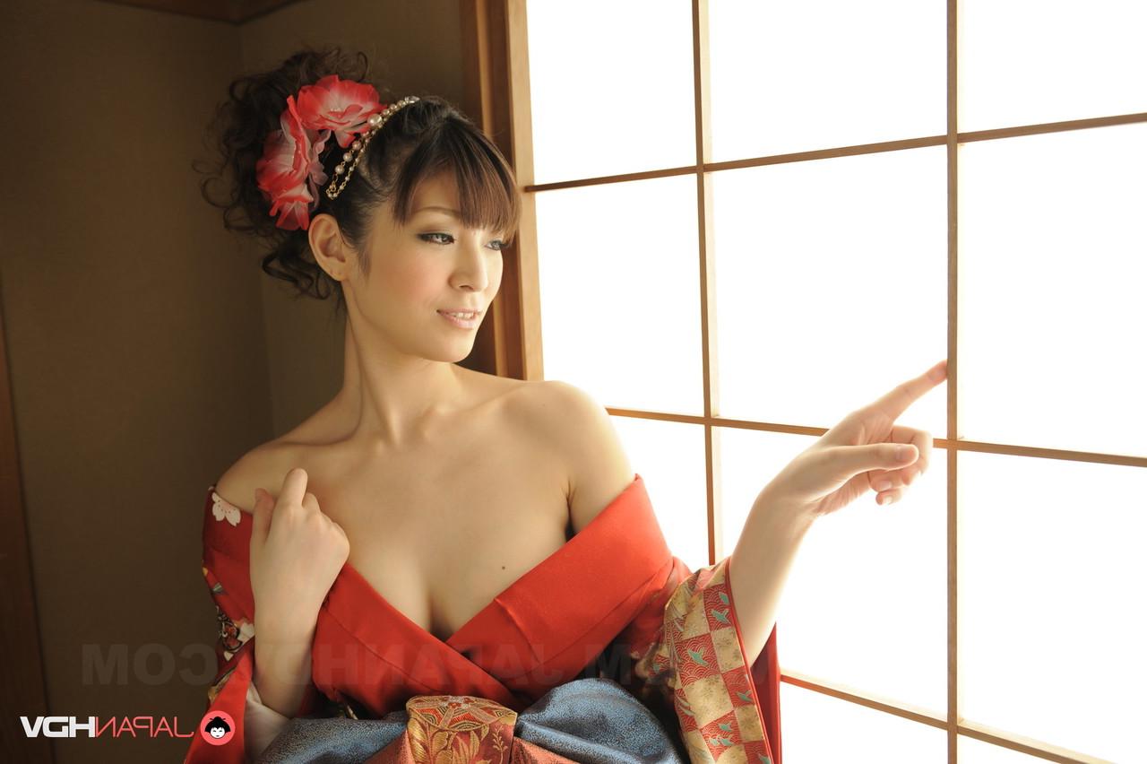 15P Das schöne japanische Mädchen Yuria Tominaga zieht ihren Kimono aus, um nackt zu posieren
