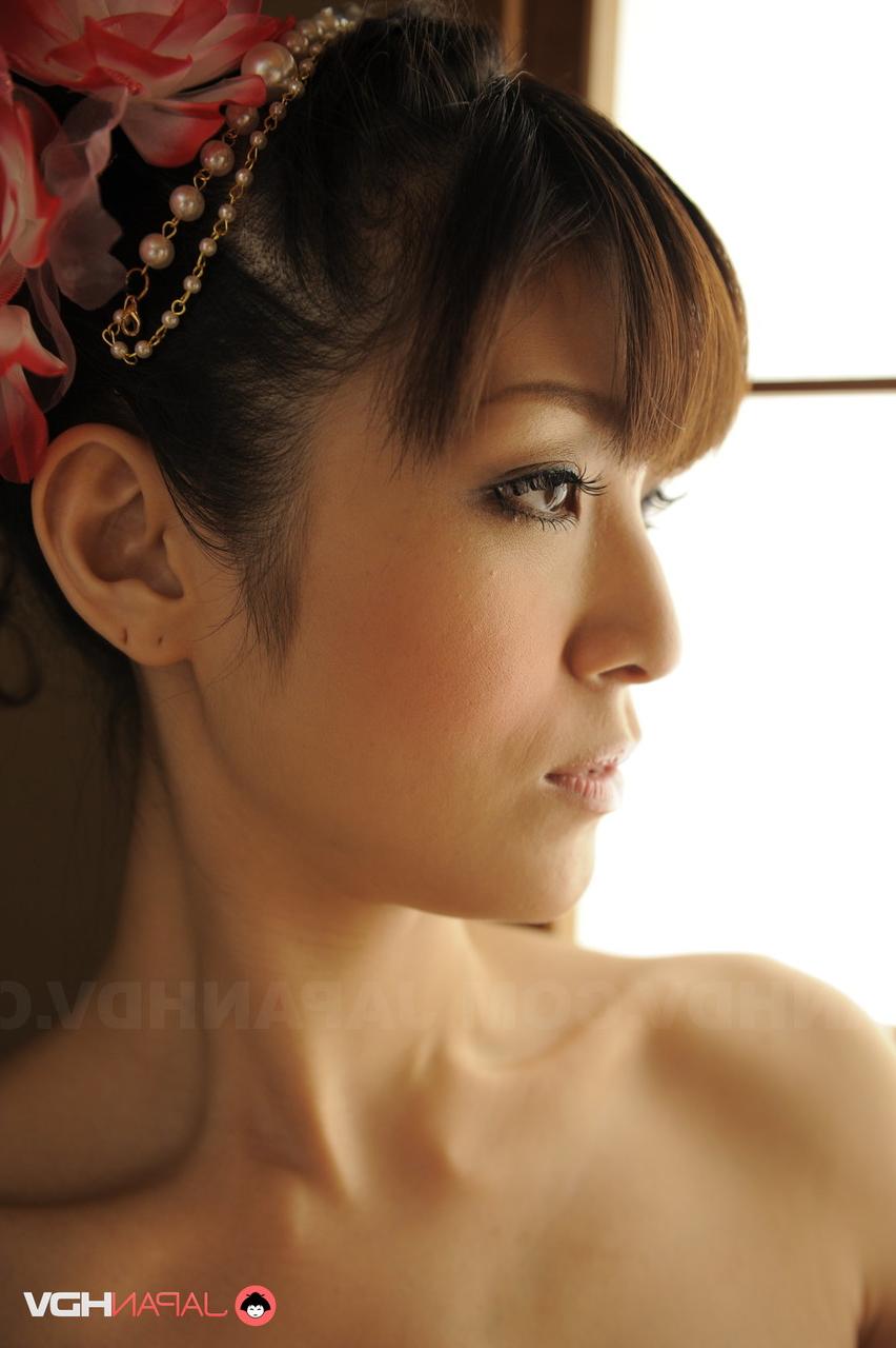15P Das schöne japanische Mädchen Yuria Tominaga zieht ihren Kimono aus, um nackt zu posieren