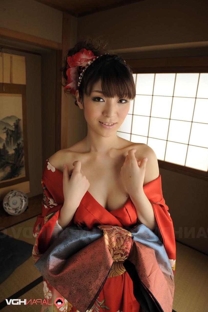 15P Das schöne japanische Mädchen Yuria Tominaga zieht ihren Kimono aus, um nackt zu posieren