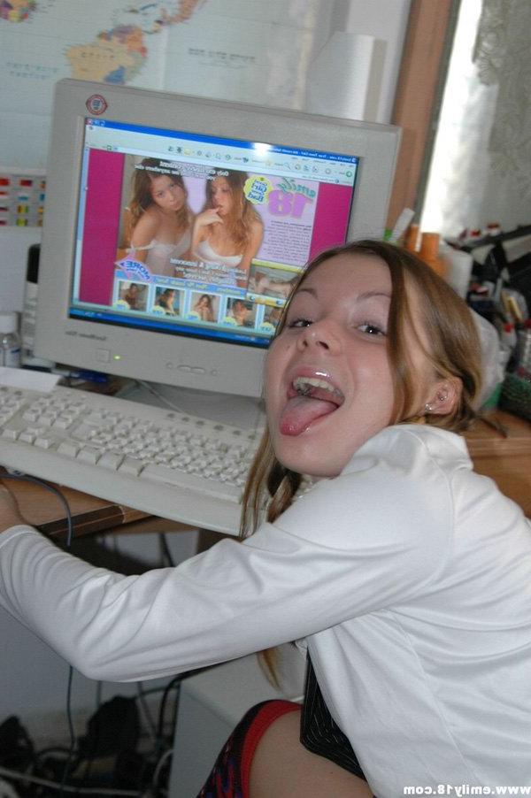 15P Une étudiante à peine majeure expose ses sous-vêtements en coton en regardant de la pornographie